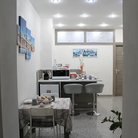 Charm Airport Couette-café 2*